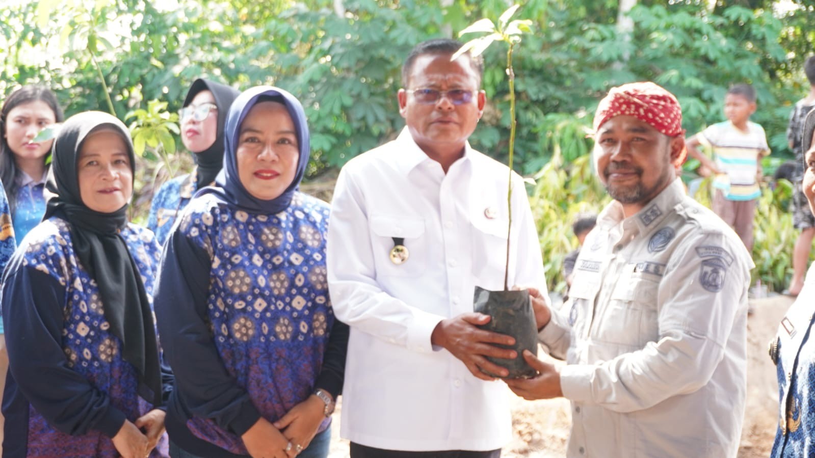 WALIKOTA PRABUMULIH TANAM POHON DAN BAGIKAN RIBUAN BIBIT DALAM PERINGATAN HARI LINGKUNGAN HIDUP SEDU