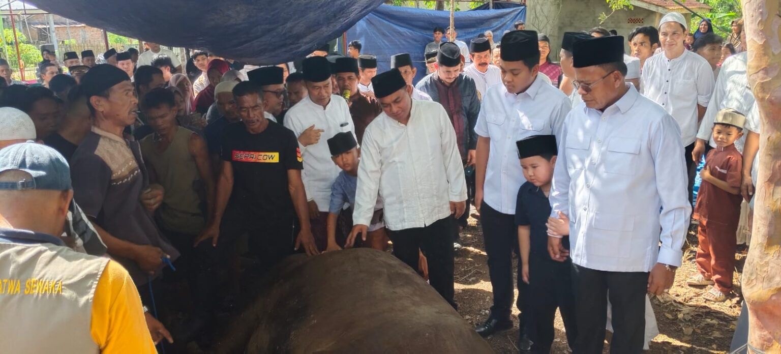 Wali Kota Prabumulih Serahkan Bantuan Hewan Kurban Presiden RI di Masjid Al Ikhlas Tanjung Rambang