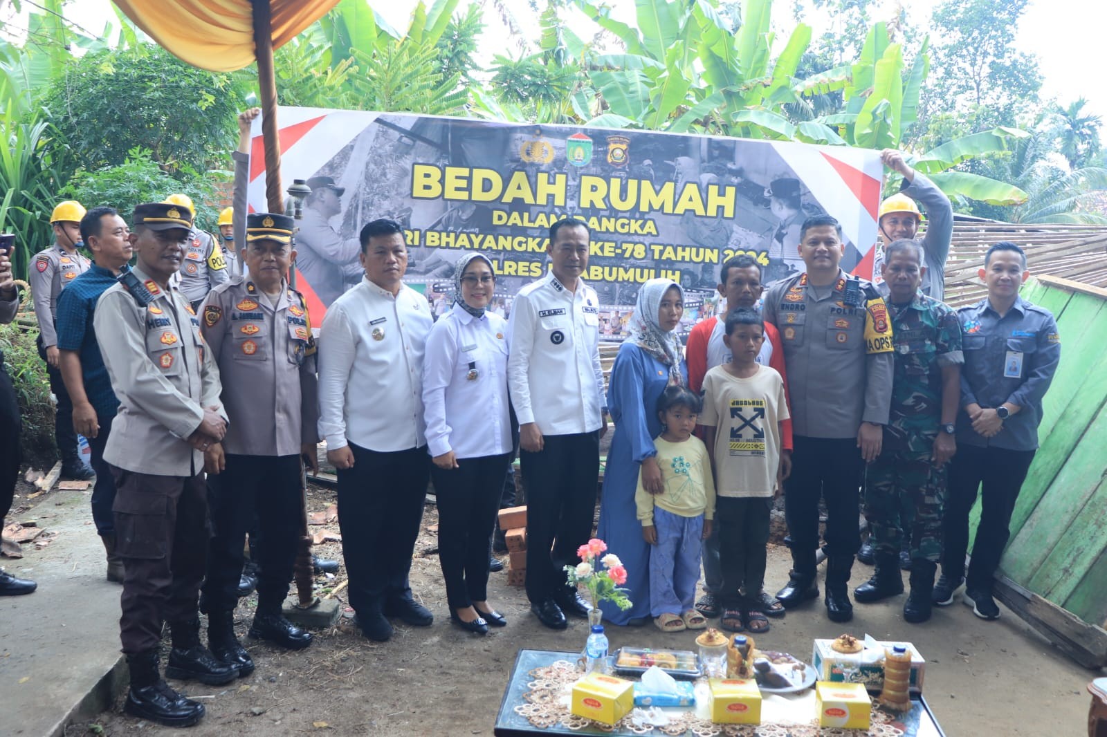 Penjabat Walikota Prabumulih H. Elman, ST., MM menyambangi rumah keluarga Teguh Wiyono yang mendapat