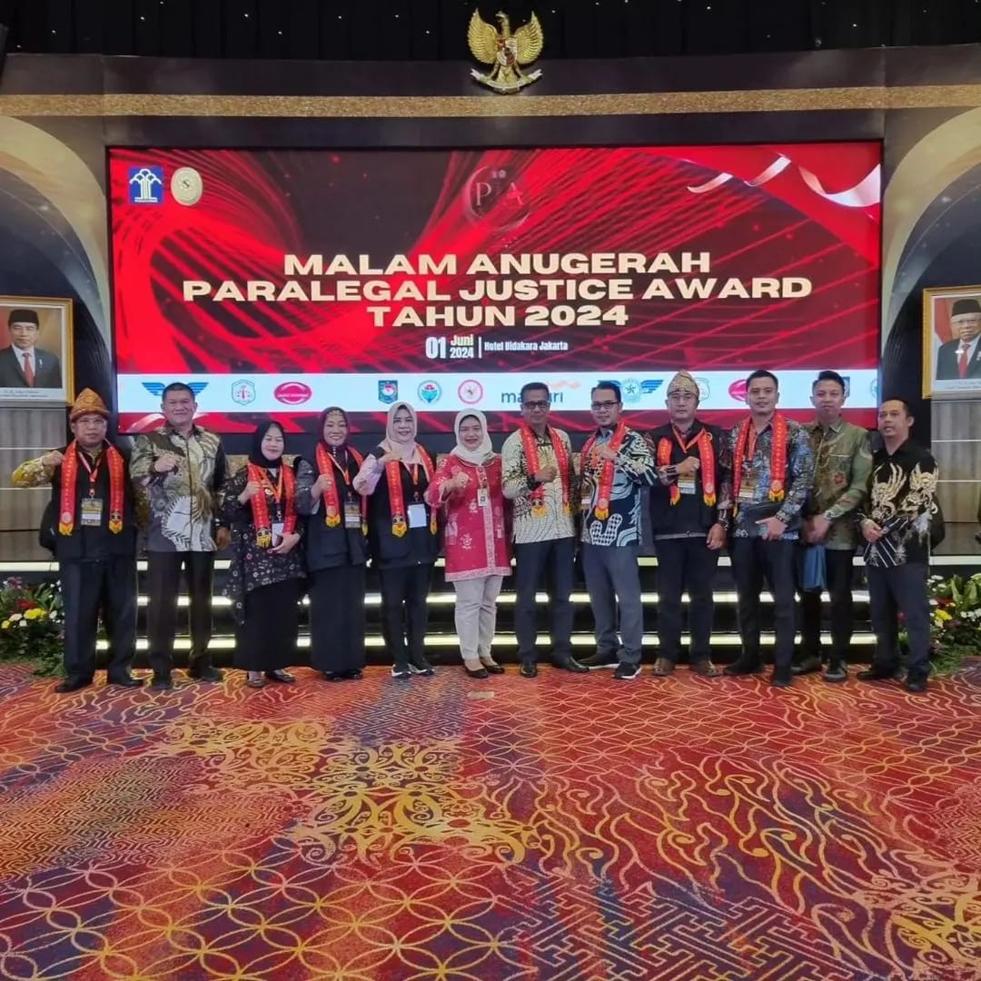 Penyerahan Penghargaan Kepada Lurah Mangga Besar Asniliaty, S.Si., M.Si atas Prestasinya Menjadi Pes